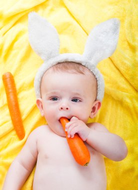 elinde bir carrot çocukla