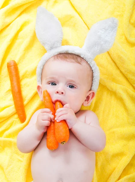 Мальчик с морковкой в руке — стоковое фото