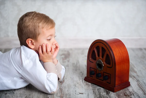 Хлопчик слухає ретро радіо — стокове фото