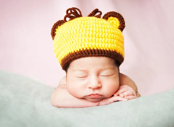 Pequeño lindo bebé — Foto de Stock