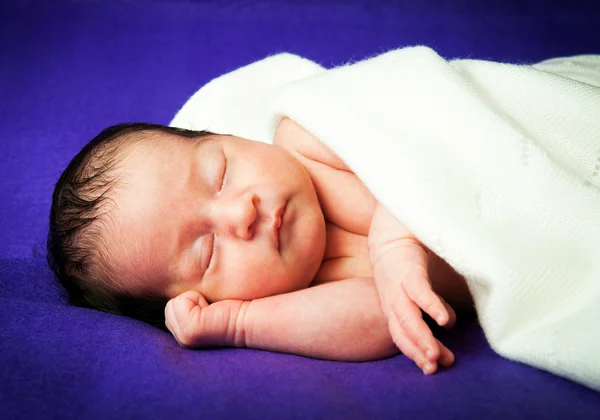 赤ん坊の女の子が寝てる — ストック写真