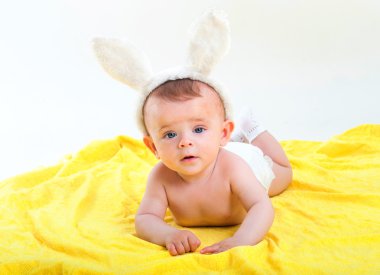 kulaklı bir kap içinde bir oğlan