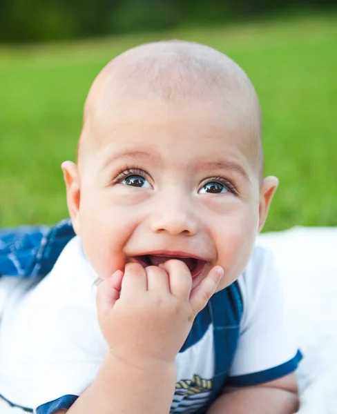 Schattige jongen over de aard — Stockfoto