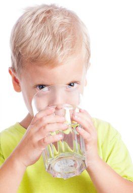 Çocuk bardaktan su içiyor.