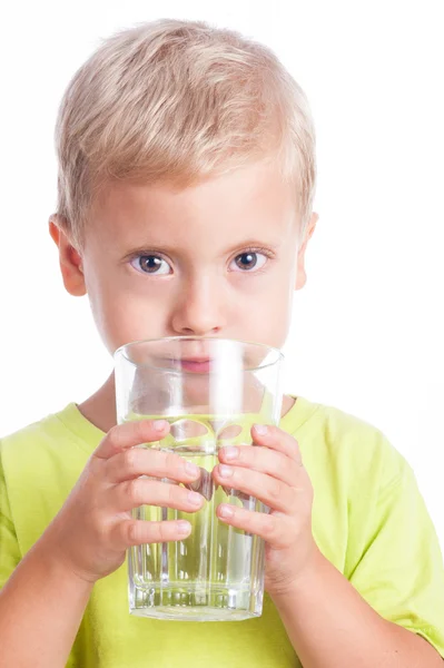 Мальчик пьет воду из стакана — стоковое фото