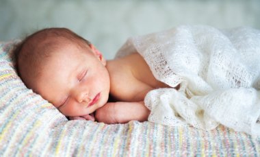 Küçük yeni doğmuş erkek bebek 14 gün uyudu