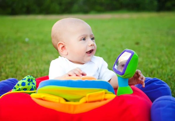 Vrolijke schattige jongen over de aard — Stockfoto