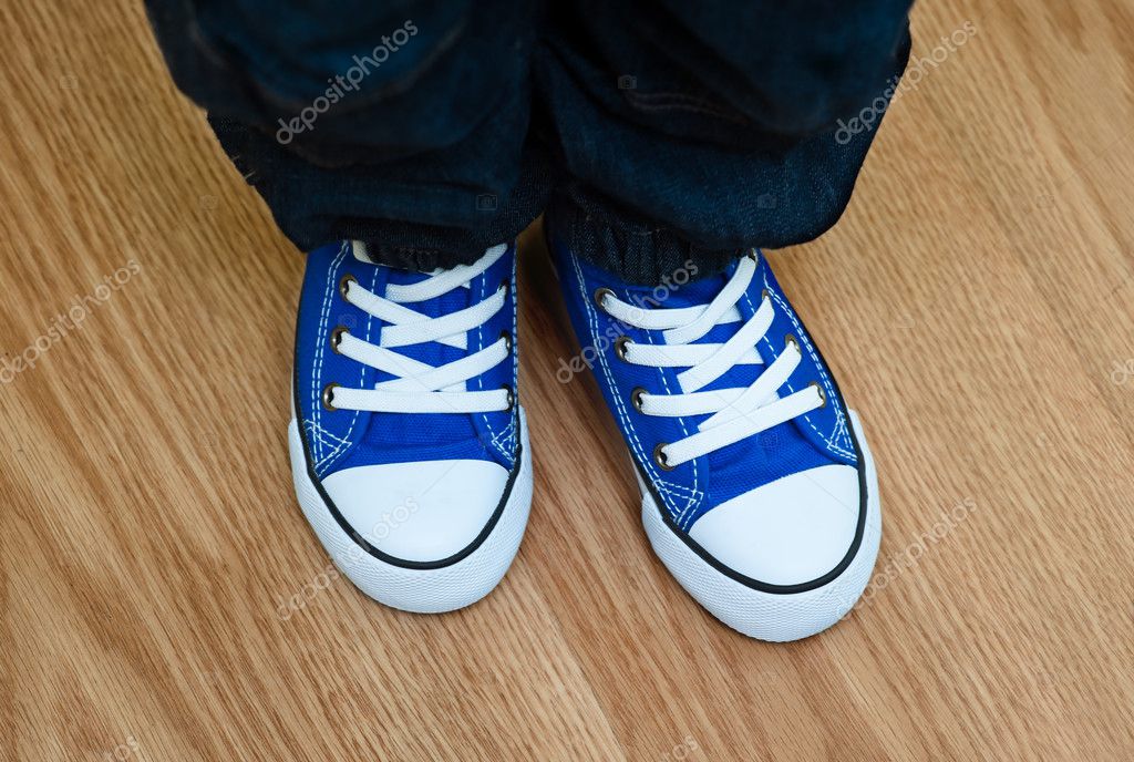 Chaussures Bleues Avec Une Paire De Bebe Sur Un Plancher En Bois Avec De L Espace De Copie Photographie Esperanzacarlos C Chaussures Bleues Avec Une Paire De Bebe Sur Un Plancher En Bois Avec De L Espace De Copie Photographie Esperanzacarlos C