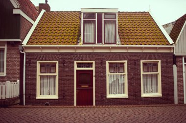 Kırmızı tuğlalı ev cephe