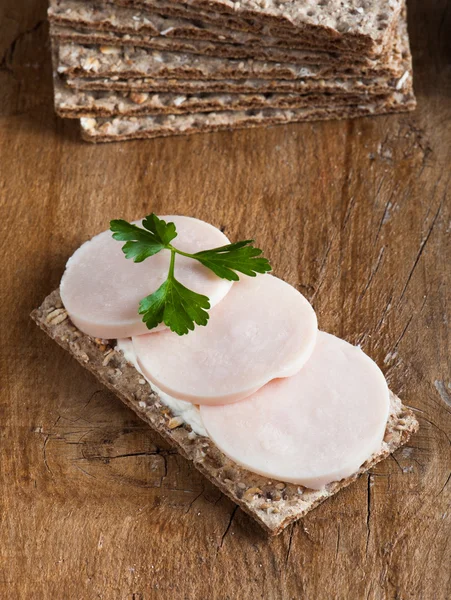 Crisp bread with ham and cream cheese — Stock Photo, Image