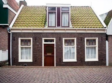 Kırmızı tuğlalı ev cephe