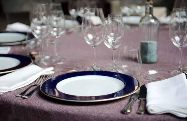 Runden Tisch mit Servietten falten — Stockfoto