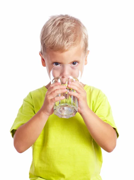 Niño bebe agua de una taza de vidrio —  Fotos de Stock