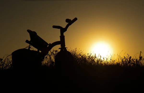 Vélo enfant au coucher du soleil — Photo