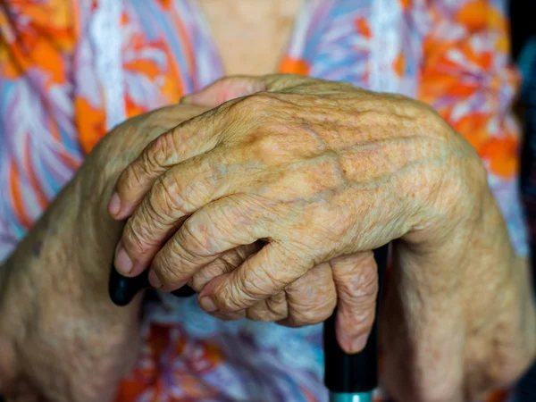 Hände einer älteren Frau — Stockfoto