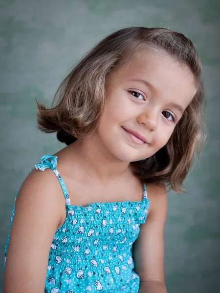 Küçük şirin bir kızın portresi. — Stok fotoğraf