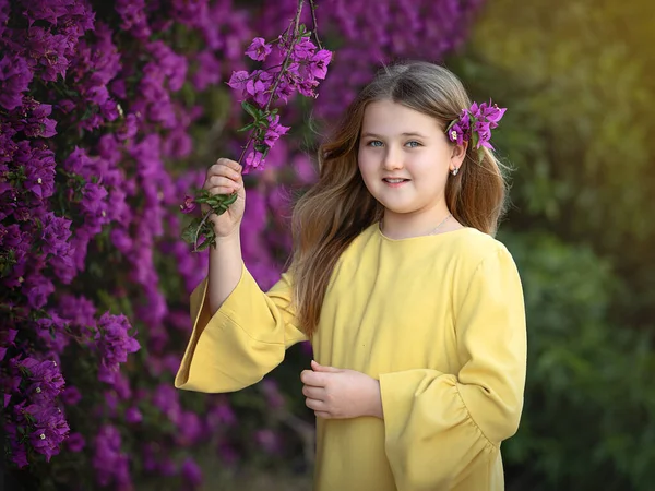 Mooi Meisje Een Gele Jurk Bloemen — Stockfoto