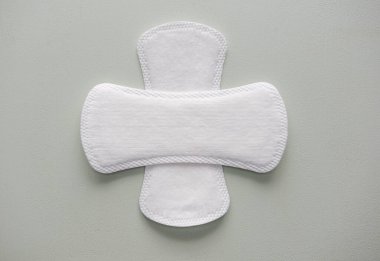 Saf, boş, tek kullanımlık günlük hijyenik pedler veya peçeteler.