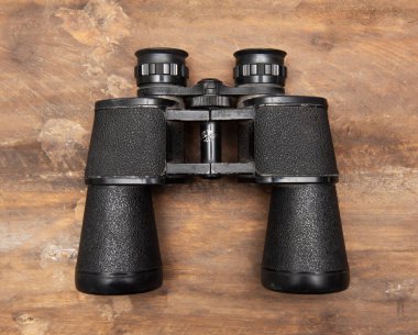 Dürbün ahşap bir çit arka plan üzerinde asmak