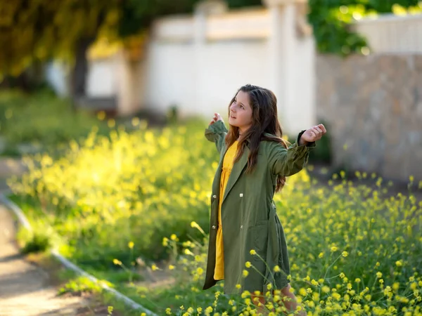 Beautiful Girl Outdoors Enjoying Nature Beautiful Teenage Model Girl Green — Stockfoto
