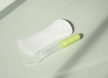 Kadın hijyeni. Pedler ya da tamponlar. ışık ve gölge
