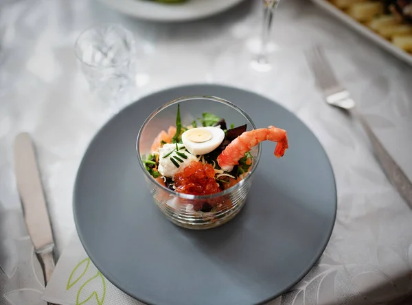 Gezonde Salade Een Glas Met Kwartelei Garnalen — Stockfoto