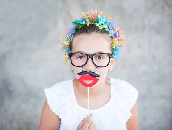 Mooi Meisje Met Santa Baard Snor Rekwisiet Masker — Stockfoto