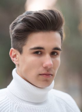 Dışarıdan gülümseyen yakışıklı adamın portresi..