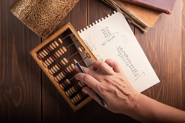 Vintage Ton Kvinnors Händer Gör Redovisning Med Gamla Konton Finansiellt — Stockfoto