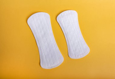 Turuncu arka planda adet pedleri.