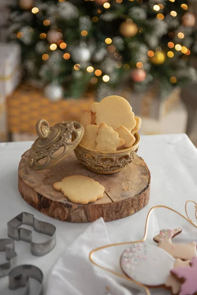Biscoitos Gengibre Natal Uma Tigela Decoração Festiva Fundo Madeira — Fotografia de Stock