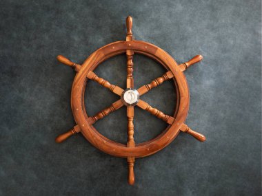 Koyu bir arka planda tahta metal direksiyon.