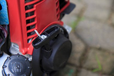 Yerdeki kırmızı çim biçme makinesini kapat