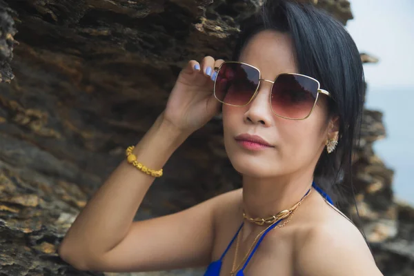 Retrato Mulher Asiática Azul Desgaste Ela Está Tocando Óculos Sol — Fotografia de Stock