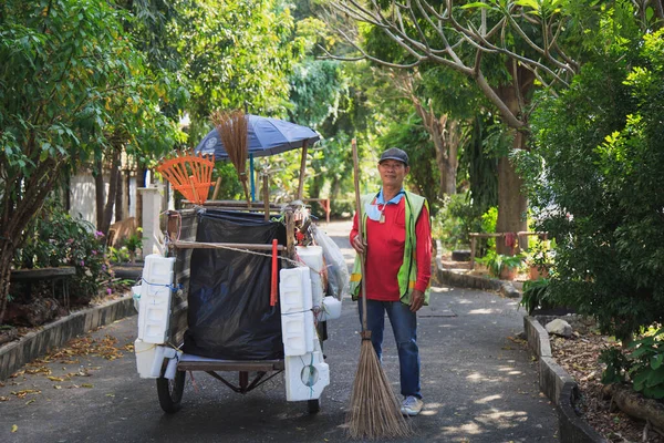 Portre Mutlu Asyalı Yaşlı Adam Sokak Temizleyicisi Işe Gitmeden Önce — Stok fotoğraf