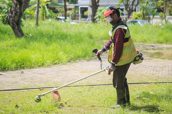 Viejo Puesto Jardinero Asiático Con Cortadoras Césped Antes Trabajar Jardín — Foto de Stock
