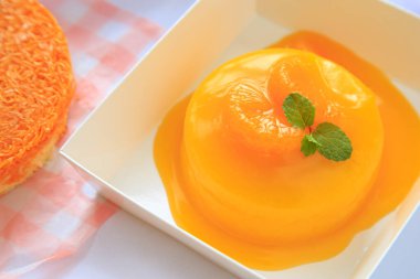 Portakallı pasta ve beyaz bir masada nane şekeri..