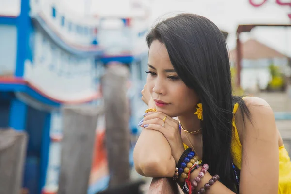 Zblízka Asijské Žena Žlutých Šatech Dát Bradu Její Ruku Odvrací — Stock fotografie