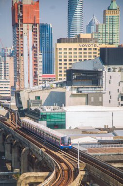 Bangkok, Tayland - 2021 Şubat 23: BTS Sky treni Bangkok 'un başkentinde arka planda birçok binanın bulunduğu raylar üzerinde çalışıyor.