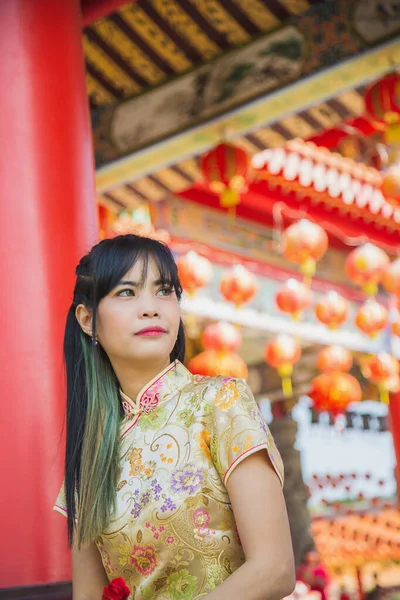 Прекрасна Азіатка Одягнена Традиційну Сукню Чінгсам Кіпао Сидить Озирається Китайському — стокове фото