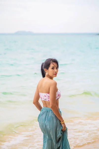 Parte Trás Uma Mulher Asiática Biquíni Com Vestido Frente Mar — Fotografia de Stock