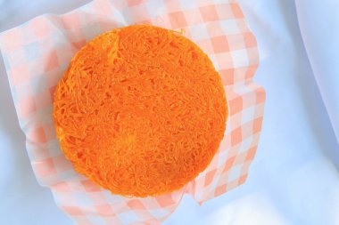 Tayland altın yumurtası sarısı iplik ipliği beyaz kağıt tabakta 