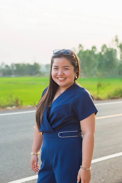 Retrato Sorrindo Ásia Mulher Azul Casual Desgaste Frente Arroz Campo — Fotografia de Stock