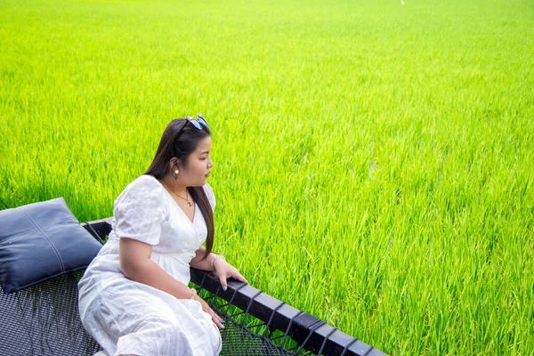 Retrato Gordinha Mulher Asiática Vestido Branco Olhando Para Lado Deitado — Fotografia de Stock