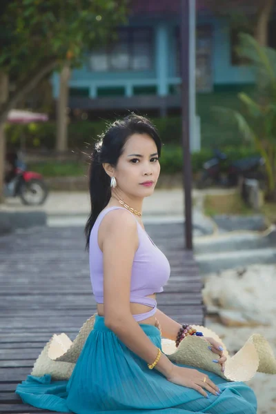 보라색 브라를 아시아 해변에 카메라를 — 스톡 사진