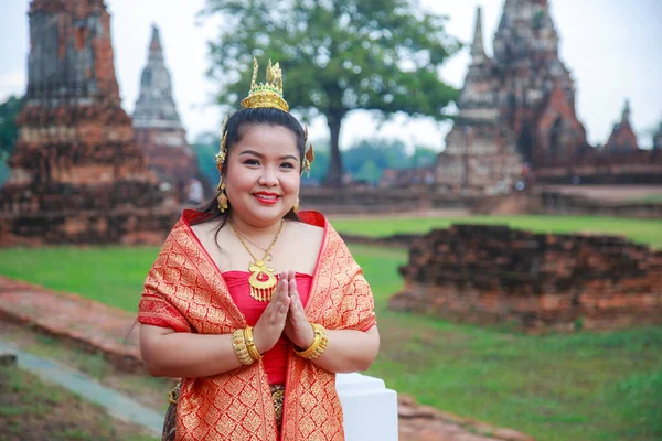 Χαμογελαστή Ασιάτισσα Ταϊλανδέζικο Φόρεμα Χέρια Διπλωμένα Χαιρετισμό Φόντο Αρχαίο Ερειπωμένο — Φωτογραφία Αρχείου