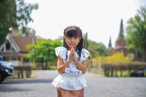 Πορτρέτο Της Ασίας Κορίτσι Ένα Λευκό Ταϊλανδέζικο Πουκάμισο Πληρώσει Σεβασμό — Φωτογραφία Αρχείου