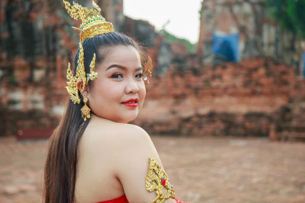 Ásia Mulher Vestindo Vestido Tailandês Tradicional Ela Está Postando Com — Fotografia de Stock