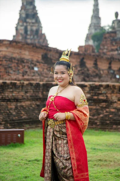 Retrato Sorrindo Ásia Mulher Tailandês Vestido Com Idade Pagode Fundo — Fotografia de Stock