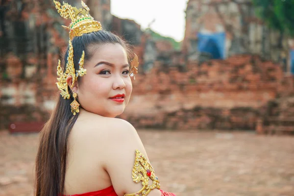 Porträt Einer Lächelnden Asiatin Einem Thailändischen Kleid Mit Altem Pagodenhintergrund — Stockfoto